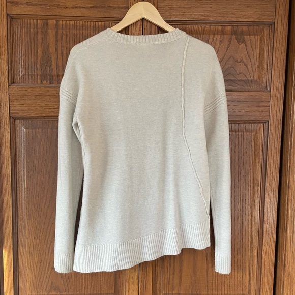Hem and thread asymmetrical sweater - Picture 5 of 5
